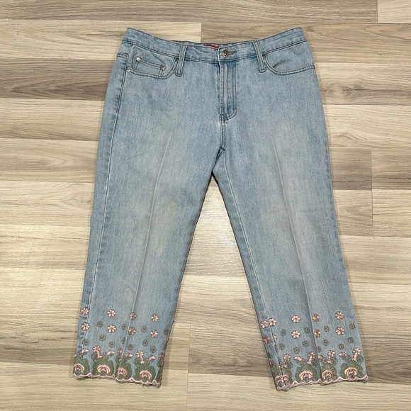 COSMOPOLITAN Women’s Floral Embroidered Capri Jeans Size 8 - Picture 1 of 5